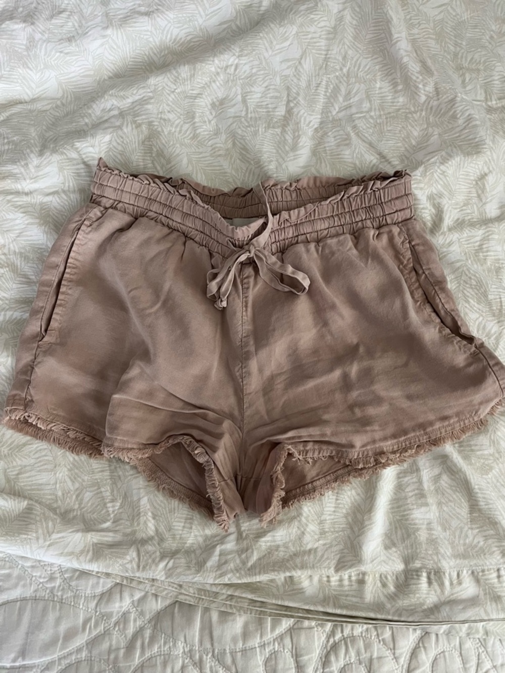 cloth & stone Dusty Taupe Drawstring Frayed-Hem Shorts size S